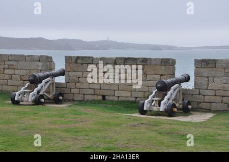 Cannon in Woolpack Point Battery auf der Garnison, St. Mary's, mit der Insel St. Agnes am Horizont. Isles of Scilly, Cornwall. VEREINIGTES KÖNIGREICH Stockfoto