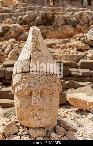 Steinköpfe aus Kalkstein auf dem Berg der Götter geschnitzt Stockfoto