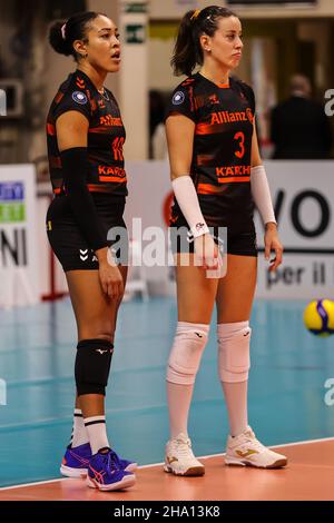 Simone Alexandria Lee #10 von Allianz MTV Stuttgart und Maria Segura Palleres #3 von Allianz MTV Stuttgart während des CEV Cup 2021/22 Volleyballspieles b Stockfoto