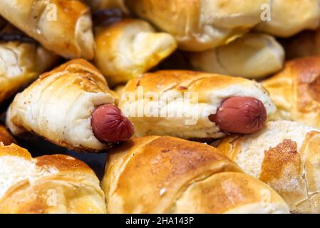 Eine Gruppe herzhafter Croissants, gefüllt mit Wurstel Stockfoto