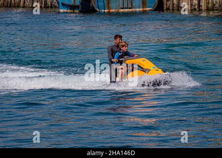 Jet-Skifahrer auf dem East Looe River, Looe, South Cornwall, Großbritannien. Stockfoto