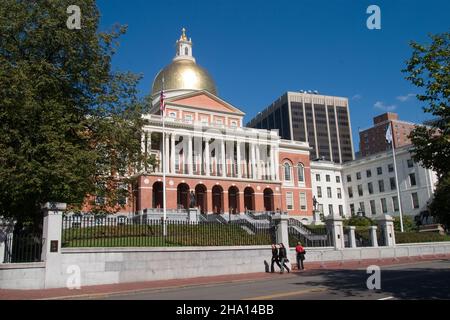 Menschen, die am Massachusetts State Capitol, Boston, MA, vorbeilaufen Stockfoto