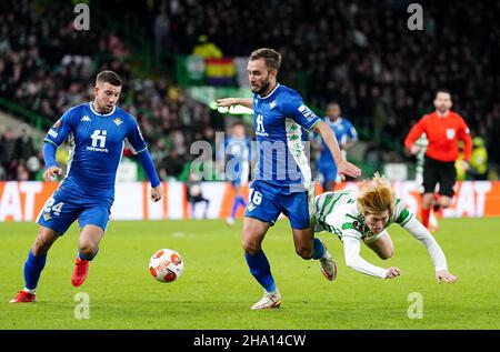 Kyogo Furuhashi von Celtic (rechts) wurde während des UEFA Europa League-Spiels der Gruppe G im Celtic Park, Glasgow, von Real Betis' deutscher Pezzella (Mitte) angestrichen. Bilddatum: Donnerstag, 9. Dezember 2021. Stockfoto