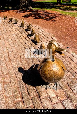 Die machen Platz für Entlein Statuen im Public Garden, Boston, MA Stockfoto