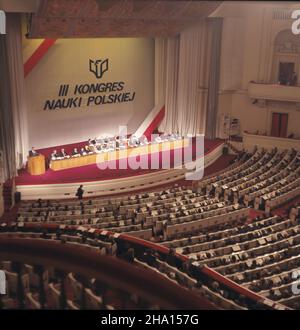 Warszawa 03,1986. III Kongres Nauki Polskiej obradowa³ (5-7 März) w Sali Kongressowej Pa³acu Kultury i Nauki (PKiN). Nz. Sala Kongresowa, widok z balkonu na salê obrad i prezydium. mw PAP/Tadeusz ZagoŸdziñski Dok³adny dzieñ wydarzenia nieustalony. Warszawa 1986. März der dritte polnische Wissenschaftskongress (5.-7. März) im Kongresssaal des Kultur- und Wissenschaftspalastes (PKiN). Im Bild: Die Kongresshalle, der Debattiersaal und der Präsidiumstisch vom Balkon aus gesehen. mw PAP/Tadeusz Zagozdzinski genaues Datum unbekannt Stockfoto