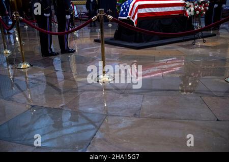 Washington, USA. 09th Dez 2021. Die Menschen zollen dem ehemaligen Mehrheitsführer des US-Senats, Bob Dole (Republikaner von Kansas), ihren Respekt, während er in der Rotunde des US-Kapitols in Washington, DC, am Donnerstag, 9. Dezember 2021, im Staat liegt. Kredit: Rod Lampey/CNP/dpa/Alamy Live Nachrichten Stockfoto