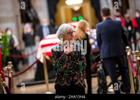 Washington, USA. 09th Dez 2021. Die Menschen zollen dem ehemaligen Mehrheitsführer des US-Senats, Bob Dole (Republikaner von Kansas), ihren Respekt, während er in der Rotunde des US-Kapitols in Washington, DC, am Donnerstag, 9. Dezember 2021, im Staat liegt. Kredit: Rod Lampey/CNP/dpa/Alamy Live Nachrichten Stockfoto