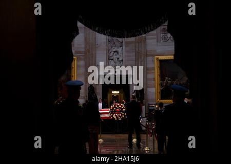 Washington, USA. 09th Dez 2021. Die Menschen zollen dem ehemaligen Mehrheitsführer des US-Senats, Bob Dole (Republikaner von Kansas), ihren Respekt, während er in der Rotunde des US-Kapitols in Washington, DC, am Donnerstag, 9. Dezember 2021, im Staat liegt. Kredit: Rod Lampey/CNP/dpa/Alamy Live Nachrichten Stockfoto