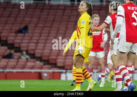 London, Großbritannien. 09th Dez 2021. Lieke Martens (22 Barcelona) beobachtet, wie ein Ball beim UEFA Womens Champions League-Spiel der Gruppe C zwischen Arsenal und Barcelona im Emirates Stadium in London, England, das Ziel verfehlt. Liam Asman/SPP Credit: SPP Sport Press Photo. /Alamy Live News Stockfoto