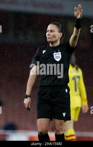 London, Großbritannien. 09th Dez 2021. Schiedsrichter Anastasia Pustovoitova beim UEFA Womens Champions League-Spiel der Gruppe C zwischen Arsenal und Barcelona im Emirates Stadium in London, England. Liam Asman/SPP Credit: SPP Sport Press Photo. /Alamy Live News Stockfoto