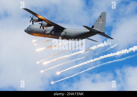 Volkel, Niederlande - 15. Juni 2013: Militärisches Transportflugzeug auf dem Luftstützpunkt. Flugbetrieb der Luftwaffe. Luftfahrt und Flugzeuge. Luftverteidigung. Militär in Stockfoto