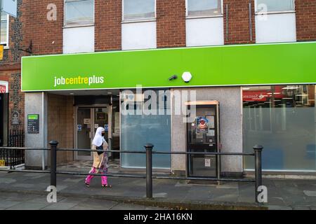 High Wycombe, Buckinghamshire, Großbritannien. 9th. Dezember 2021. Das JobCenterPlus in High Wycombe. Die finanziellen Auswirkungen der Covid-19-Pandemie auf viele Familien gehen weiter, da Unternehmen geschlossen haben und freiberufliche Tätigkeiten austrocknen. Quelle: Maureen McLean/Alamy Live News Stockfoto