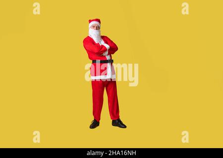 Santa claus gelb funky Stil, essen schnell Hintergrund Jahr älter, dezember trendy rot reifen, Lächeln Arme gekreuzt Pausen Stockfoto