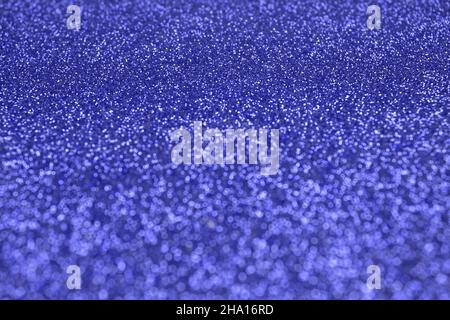 Abstrakter, glitzernder festlicher Hintergrund mit Bokeh-Lichtern in trendiger Flieder-Farbe für Ihr kreatives Design. Festliches Konzept oder Weihnachtsfeier Stockfoto