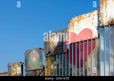 Ein Teil der Mauer, der die Vereinigten Staaten von Mexiko trennt. Die Aussicht/der Winkel ist von der mexikanischen Seite der Mauer. Stockfoto