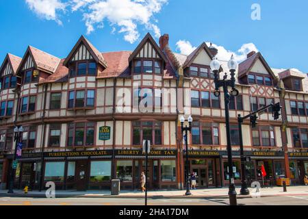 Adams Building, erbaut 1880, ist ein historisches Geschäftsgebäude im Tudor Revival Stil in der Hancock Street 1354 im Stadtzentrum von Quincy, Massachusetts Stockfoto