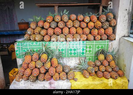 Haufen frischer Ananas auf dem Straßenmarkt in Madagaskar Stockfoto