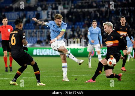 Roma, Italien. 09th Dez 2021. Ciro unbeweglich von SS Lazio, herausgefordert von Patrick van Aanholt und Victor Nelsson von Galatasaray, in Aktion während des Europa League-Gruppenfußballspiels zwischen SS Lazio und Galatasaray im Olimpico-Stadion in Rom (Italien), 9th. Dezember 2021. Foto Antonietta Baldassarre/Insidefoto Kredit: Insidefoto srl/Alamy Live News Stockfoto