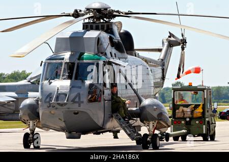 Ein Hubschrauber der Royal Canadian Navy CH-124 Sikorsky Sea King wird nach der Landung auf der St. Thomas Airshow 2007 in seine statische Position geschleppt. Stockfoto