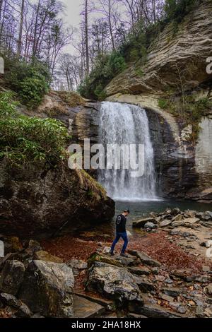 Asheville, NC, USA -- 4. Dezember 2021. Ein vertikales Weitwinkelfoto von den Glasfällen im Pisgah National Forest Stockfoto