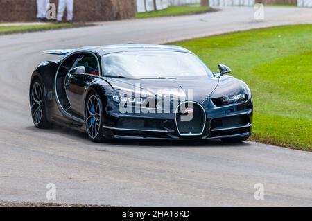 Beim Goodwood Festival of Speed 2016 fährt der Berg hinauf, der von einem kleinen Unternehmen bestiegen wird. Motorsport und Autoevent Stockfoto