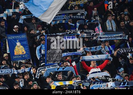 Rom, Italien. 09th Dez 2021. Unterstützer SS Lazio beim Fußballspiel der UEFA Europa League zwischen SS Lazio und Galatasaray am 09. Dezember 2021 im Olympiastadion in Rom. Quelle: Live Media Publishing Group/Alamy Live News Stockfoto