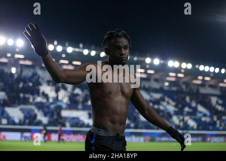 Bergamo, Italien. 09th Dez 2021. Duvan Zapata (Atalanta Bergamasca Calcio) begrüßt die Fans während des Fußballspiels Atalanta BC gegen Villarreal, UEFA Champions League in Bergamo, Italien, 09 2021. Dezember Quelle: Independent Photo Agency/Alamy Live News Stockfoto