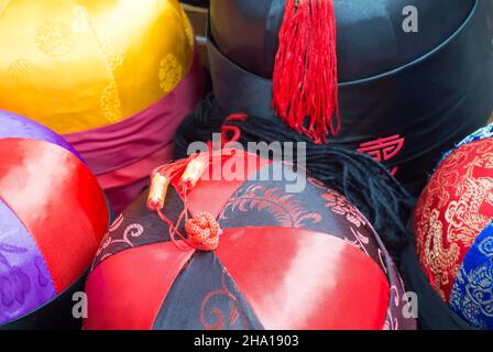 Traditionelle chinesische Hüte im Store in Chinatown, San Francisco Stockfoto