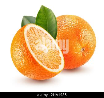 Orange mit der Hälfte der Orange und Blätter auf einem weißen Hintergrund. Stockfoto