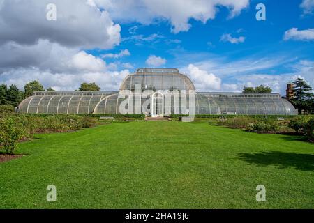 LONDON, Großbritannien - 28th 2021. SEPTEMBER: Palm House, ein ikonisches viktorianisches Gewächshaus, das das Regenwaldklima für die Ausstellung der Living Collection nachbildet Stockfoto