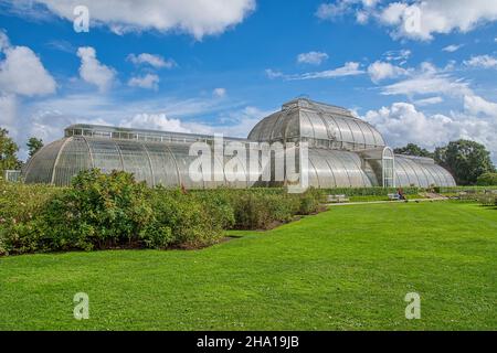 LONDON, Großbritannien - 28th 2021. SEPTEMBER: Palm House, ein ikonisches viktorianisches Gewächshaus, das das Regenwaldklima für die Ausstellung der Living Collection nachbildet Stockfoto