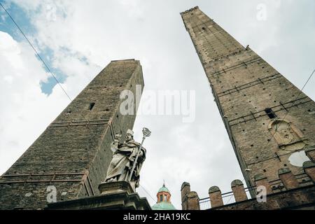 Asinelli-Turm, einer der wichtigsten Sehenswürdigkeiten in Bologna, Italien. Hochwertige Fotos Stockfoto