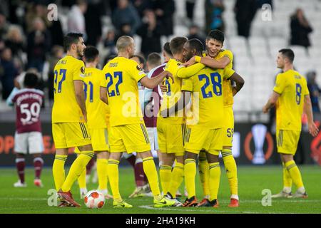 LONDON, GBR. DEZ 9th Dinamo Zagreb feiert am Donnerstag, dem 9th. Dezember 2021, im London Stadium in Stratford den Sieg beim Spiel der UEFA Europa League zwischen West Ham United und Dinamo Zagreb. (Kredit: Federico Maranesi | MI Nachrichten) Kredit: MI Nachrichten & Sport /Alamy Live Nachrichten Stockfoto