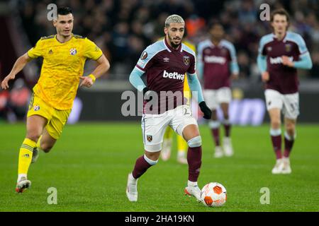 LONDON, GBR. AM 9th. DEZEMBER sagte Benrahma von West Ham, dass er den Ball während des UEFA Europa League-Spiels zwischen West Ham United und Dinamo Zagreb am Donnerstag, dem 9th. Dezember 2021, im London Stadium in Stratford kontrolliert. (Kredit: Federico Maranesi | MI Nachrichten) Kredit: MI Nachrichten & Sport /Alamy Live Nachrichten Stockfoto