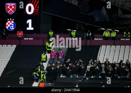 LONDON, GBR. DEZ 9th London Stadium im Rahmen des UEFA Europa League-Spiels zwischen West Ham United und Dinamo Zagreb am Donnerstag, dem 9th. Dezember 2021, im London Stadium, Stratford. (Kredit: Federico Maranesi | MI Nachrichten) Kredit: MI Nachrichten & Sport /Alamy Live Nachrichten Stockfoto