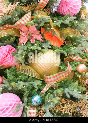 Extreme Nahaufnahme von Dekorationen am Weihnachtsbaum Stockfoto