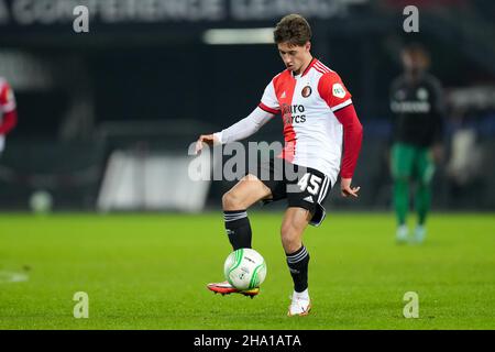 Rotterdam, Niederlande. 09th Dez 2021. ROTTERDAM, NIEDERLANDE - 9. DEZEMBER: Lennard Hartjes von Feyenoord Rotterdam während des UEFA Conference League Group Stage-Spiels zwischen Feyenoord Rotterdam und Maccabi Haifa F.C. im Stadion Feijenoord De Kuip am 9. Dezember 2021 in Rotterdam, Niederlande (Foto: Yannick Verhoeven/Orange Picics) Credit: Orange Pics BV/Alamy Live News Stockfoto