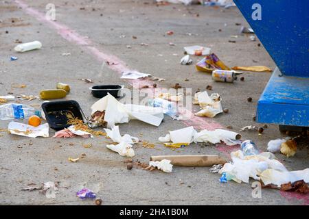 Auf der Straße ist Müll überlaufen Stockfoto