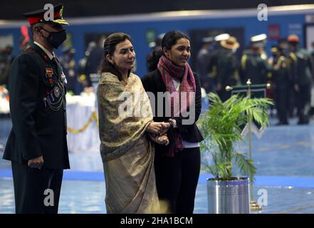 Neu-Delhi, Indien. 09th Dez 2021. Familienmitglieder zollen Brigadier LS Lidder ihren letzten Respekt, der vor einem Tag bei einem militärischen Hubschrauberabsturz der indischen Luftwaffe Mi-17V5 im Gebiet Coonoor, Tamil Nadu, während einer Tribute-Zeremonie auf der Palam Air Base Station in Neu Delhi sein Leben verlor. Kredit: SOPA Images Limited/Alamy Live Nachrichten Stockfoto