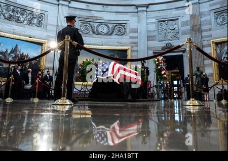 Washington, Usa. 09th Dez 2021. Die Schatulle des ehemaligen Senators Bob Dole liegt im Staat in der Rotunde des US-Kapitols. Kredit: SOPA Images Limited/Alamy Live Nachrichten Stockfoto