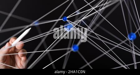 Person, die einen Eingabestift in der Nähe von 3D hält, gerenderte verbundene Daten Stockfoto