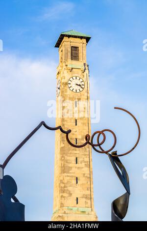 Danny Lane moderne Kunstskulptur an der Havelock Road mit dem Civic Center Clock Tower im Hintergrund, Southampton, Hampshire, England, Großbritannien Stockfoto