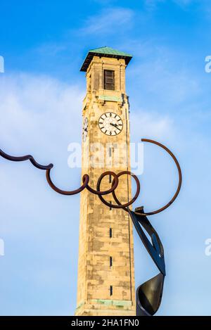 Danny Lane moderne Kunstskulptur an der Havelock Road mit dem Civic Center Clock Tower im Hintergrund, Southampton, Hampshire, England, Großbritannien Stockfoto