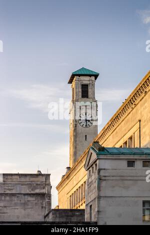 Das Civic Center und die Guildhall mit ihrem markanten Uhrenturm befinden sich im Stadtzentrum von Southampton, Hampshire, England, Großbritannien Stockfoto