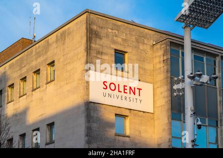 Gebäude der Solent University am Guildhall Square, Southampton, Hampshire, England, Großbritannien Stockfoto