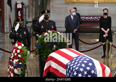 Washington, DC. 09th Dez 2021. Am Donnerstag, dem 09. Dezember 2021 in Washington, DC, grüßen Polizisten des US-Kapitols, die dem ehemaligen US-Senator Bob Dole (Republikaner von Kansas) in der Rotunde des US-Kapitols ihren Respekt zollen. Dole wird bis Freitag im US-Kapitol liegen. Kredit: Matt McClain/Pool via CNP/dpa/Alamy Live News Stockfoto