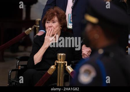 Washington, DC, USA. 09th Dez 2021. Betty Meyer, ehemalige Assistentin des verstorbenen Bob Dole, zollt dem ehemaligen US-Senator Bob Dole (Republikaner von Kansas) nach einer Zeremonie in der Rotunde des US-Kapitols in Washington, DC, USA, am 09. Dezember 2021 ihren Respekt. Dole starb am 05. Dezember im Alter von 98 Jahren. Quelle: Michael Reynolds/Pool via CNP/dpa/Alamy Live News Stockfoto
