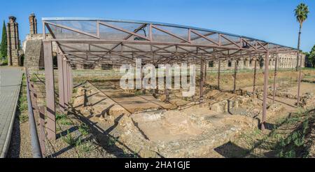 Römische Thermen bleiben neben dem Aquädukt San Lazaro, Merida, Spanien Stockfoto