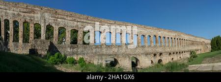 San Lazaro Aquädukt mittelalterliche Überreste, Merida, Spanien. Infrastruktur, die Wasser aus unterirdischen Quellen und Bächen brachte Stockfoto