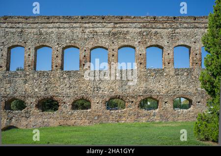 San Lazaro Aquädukt mittelalterliche Überreste, Merida, Spanien. Infrastruktur, die Wasser aus unterirdischen Quellen und Bächen brachte Stockfoto